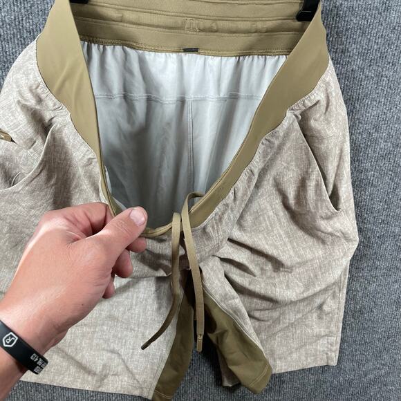 Lululemon T.H.E. Short 9" Liner Shorts Men's Large Beige Activewear Wicking - Picture 7 of 10